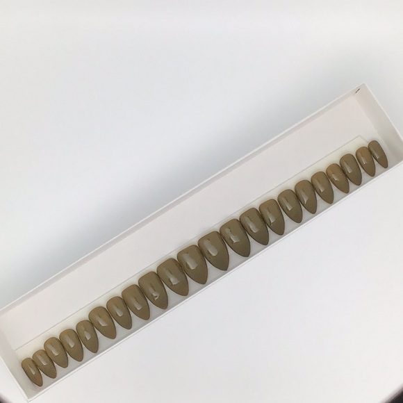 Short Stiletto Fall Green Set of 22 Nails - Picture 4 of 4